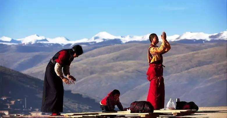 国内首个康巴藏族主题蜡像馆在“天空之